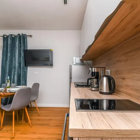 Neli Apartment *