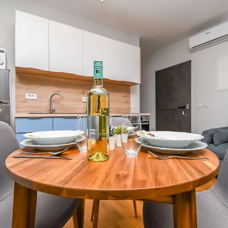 Neli Apartment *
